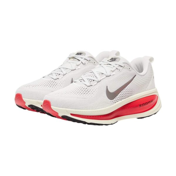 Nike Vomero 18 Platinum Tint/ Siren Red Nike Vomero 18 Platinum Tint/ Siren Red | STYLO
